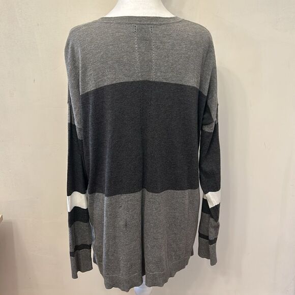 a.n.a dark light gray striped  V neckline tunic sweater Size L EUC - Picture 5 of 9